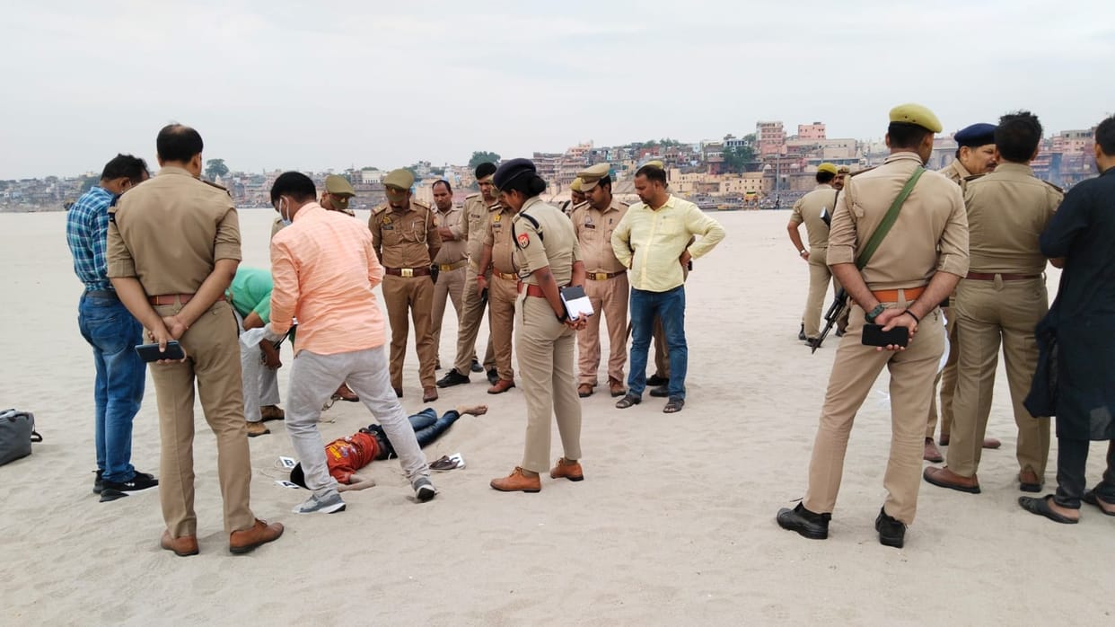 12 years old child dead body found buried in sand of Ganga in varanasi