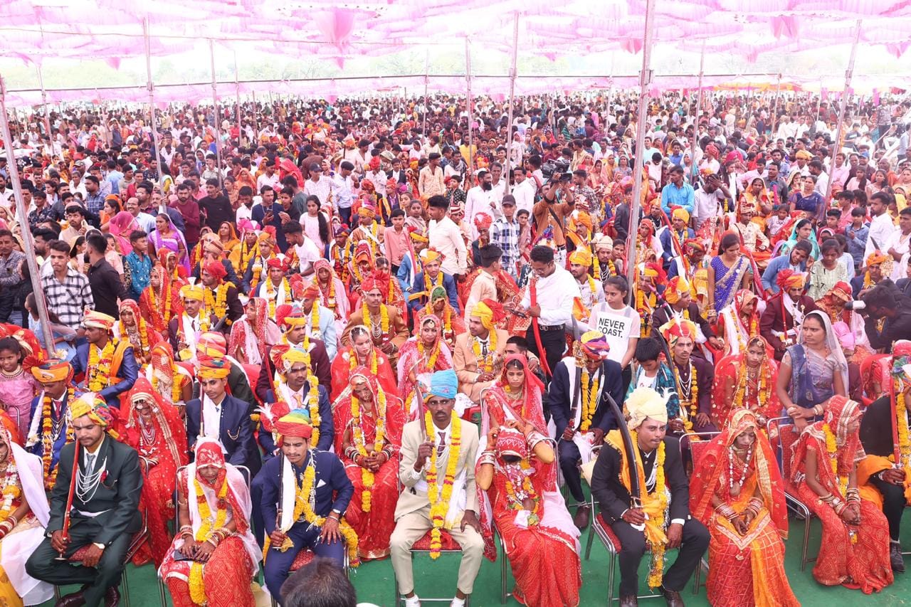MP News: First listened to Prime Minister's mann ki baat, then 235 couples took seven rounds