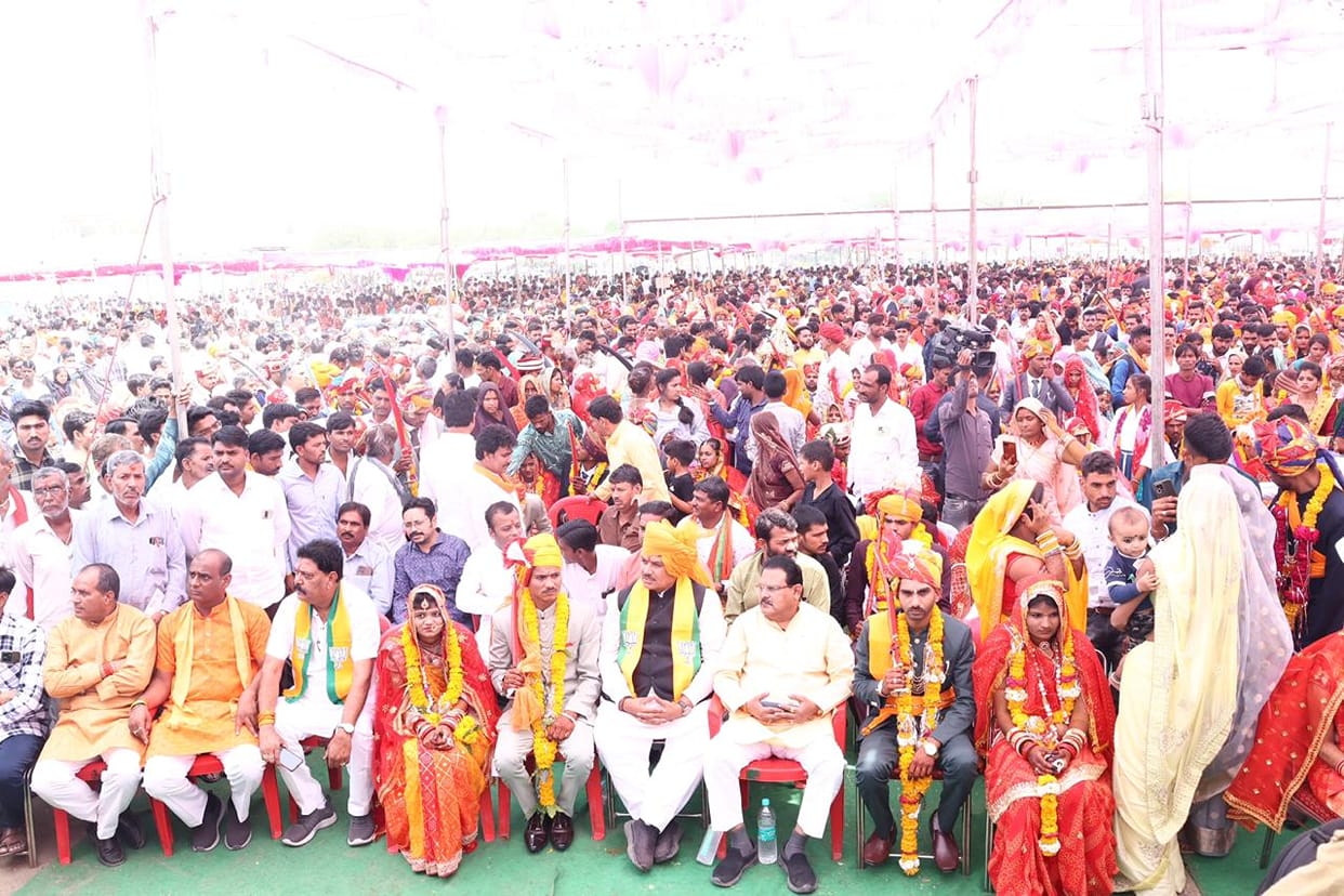 MP News: First listened to Prime Minister's mann ki baat, then 235 couples took seven rounds