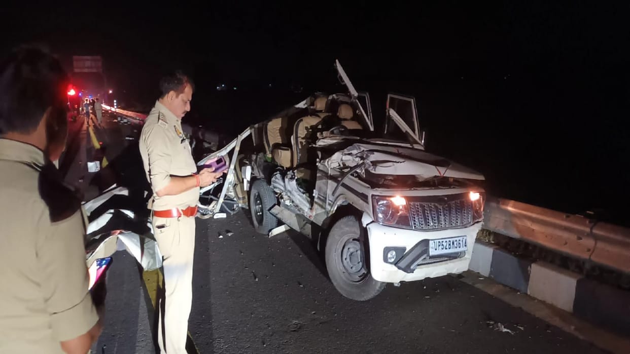 Road Accident on Purvanchal Expressway Bolero Collided With Tractor-Trolley In Azamgarh News in Hindi