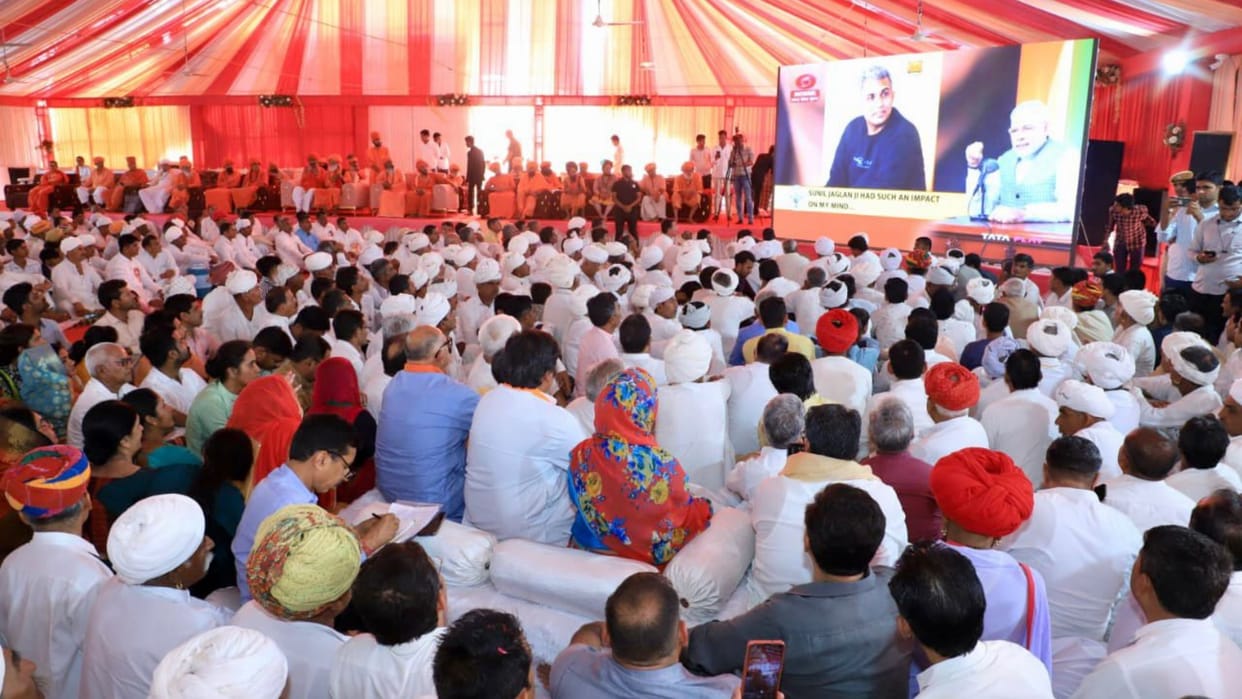 Former CM Raje listened to the 100th episode of Mann ki Baat with his son in jalore