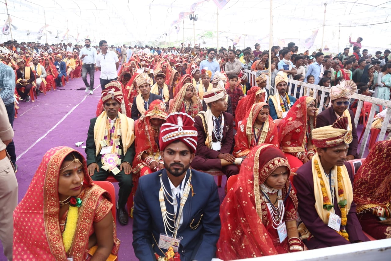 MP News: CM gave gifts in Bhairunda, showered flowers on the newlyweds
