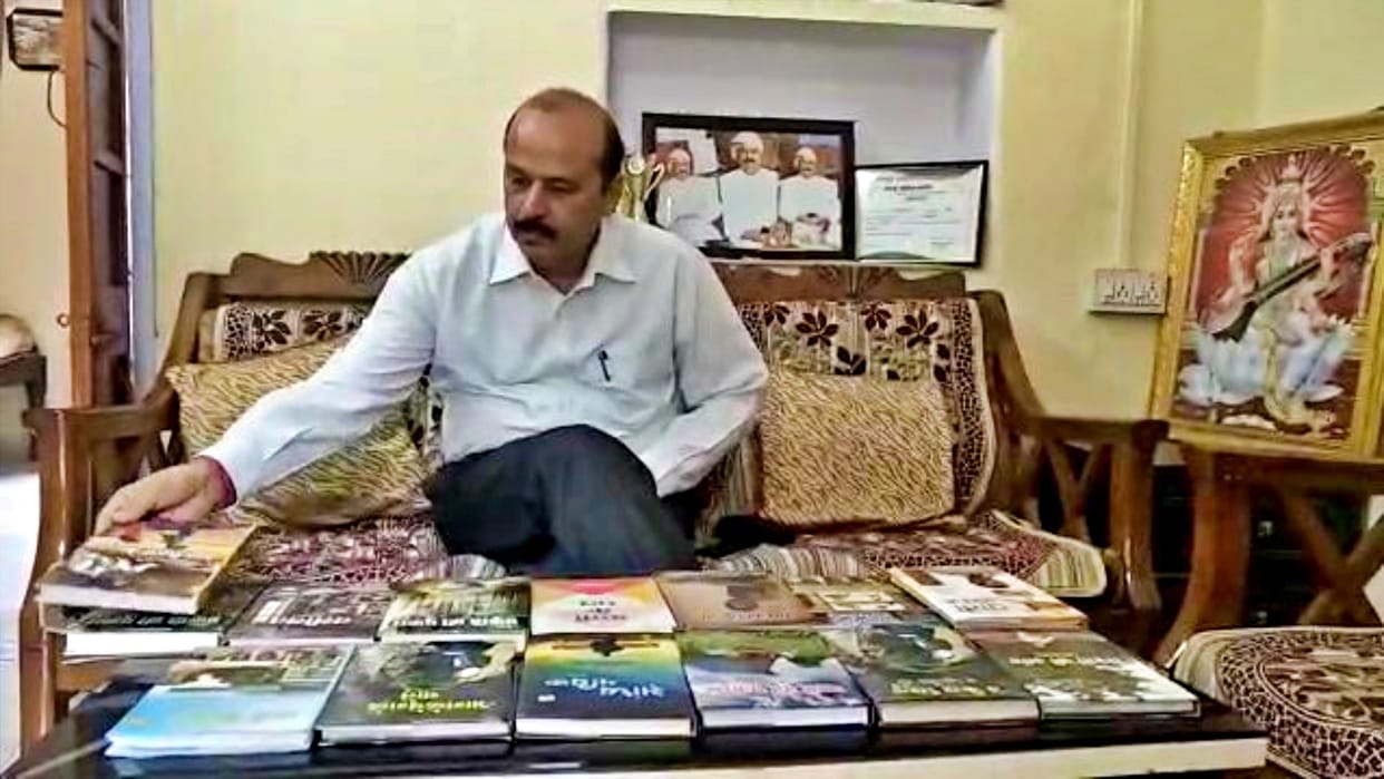 Dr. Suraj Singh Negi is reviving the lost letter writing by running a campaign in Sawai Madhopur