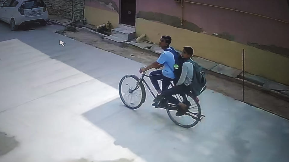 Father declared reward of eleven hundred for theft of son bicycle in Agra