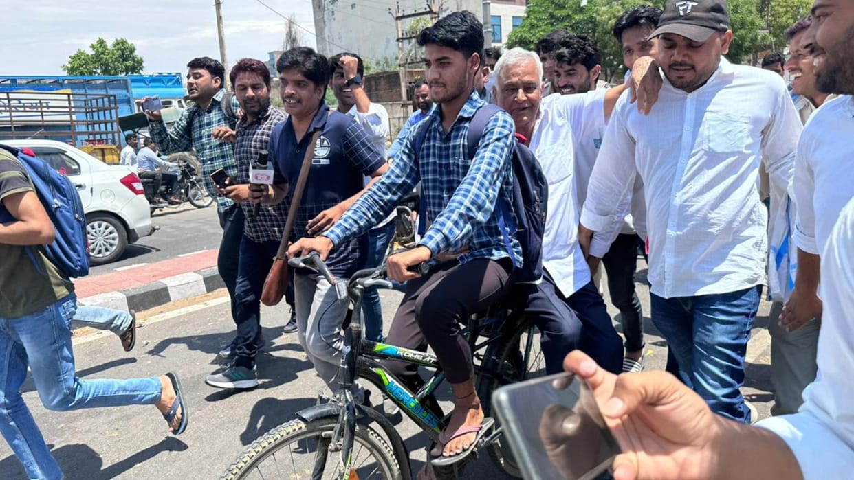 MP Dr. Kirori Lal arrived on a bicycle to listen to PM Modi's Mann Ki Baat said will get relief from pollution