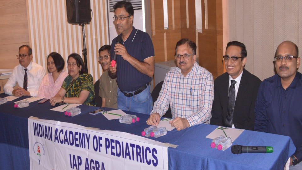 Doctors said on side effects of corona children are getting fever cough again and again in Agra