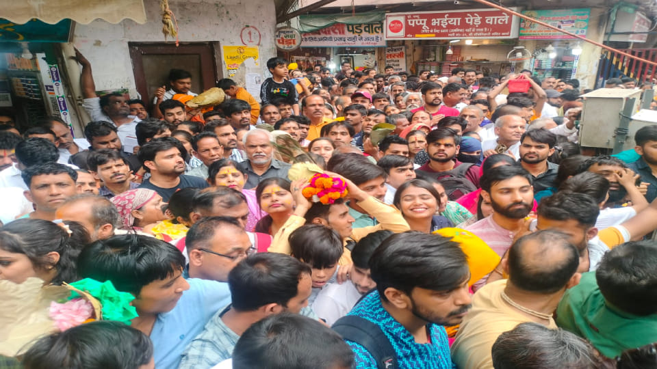 Devotees thronged to see Thakur Banke Bihari Maharaj in Mathura