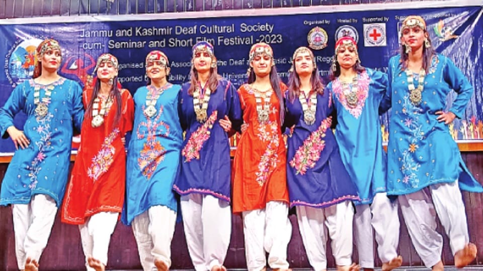 Jammu Kashmir: Crowd gathered in Kishtwar Sinthan Festival, many activities including paragliding