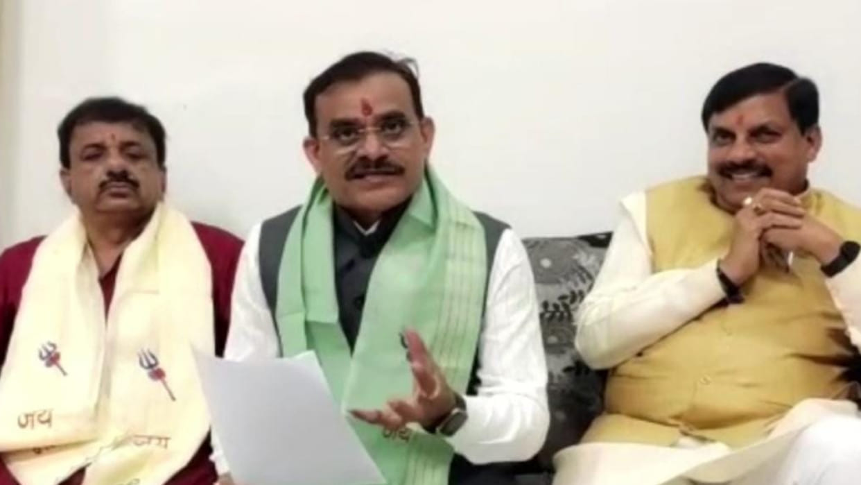 Ujjain: VD Sharma hit back at Digvijay Singh, said- We have such a vaccine, which also treats Corona