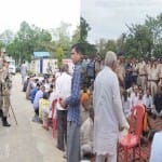 ट्रक ऑपरेटरों का धरना।