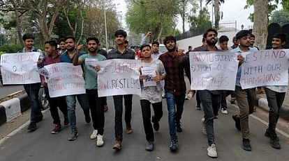 AMU students take out protest march in support of wrestlers