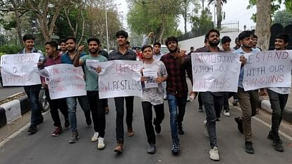 Aligarh News: पहलवानों के समर्थन में एएमयू छात्रों ने निकाला विरोध मार्च, सरकार पर बृजभूषण को बचाने का आरोप AMU students take out protest march in support of wrestlers