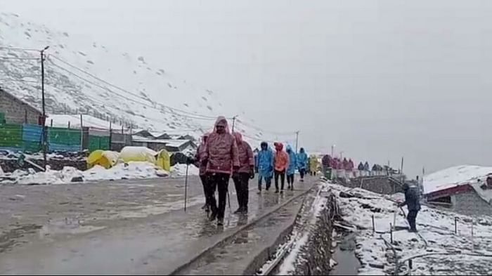 Chardham Yatra 2023: Pilgrims Long Line in Kedarnath even Rainfall and Snowfall see photos