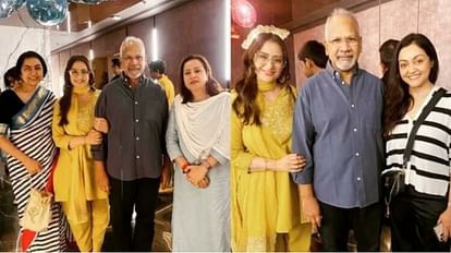Manisha Koirala: मणिरत्नम से मिलकर मनीषा कोइराला को याद आए 'बॉम्बे' शूटिंग के दिन, कहा- घर जैसा महसूस हुआ Manisha Koirala reunites with Mani Ratnam for PS2 screening says his wife helped her during shooting of Bombay