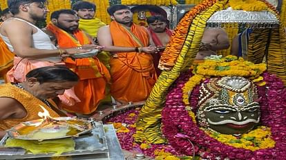 Ujjain Mahakal: खाटू श्याम भजन गायक कन्हैया मित्तल ने किए बाबा महाकाल के दर्शन, गर्भगृह में सुनाया भजन Ujjain Mahakal Khatu Shyam Bhajan singer Kanhaiya Mittal visited Baba Mahakal