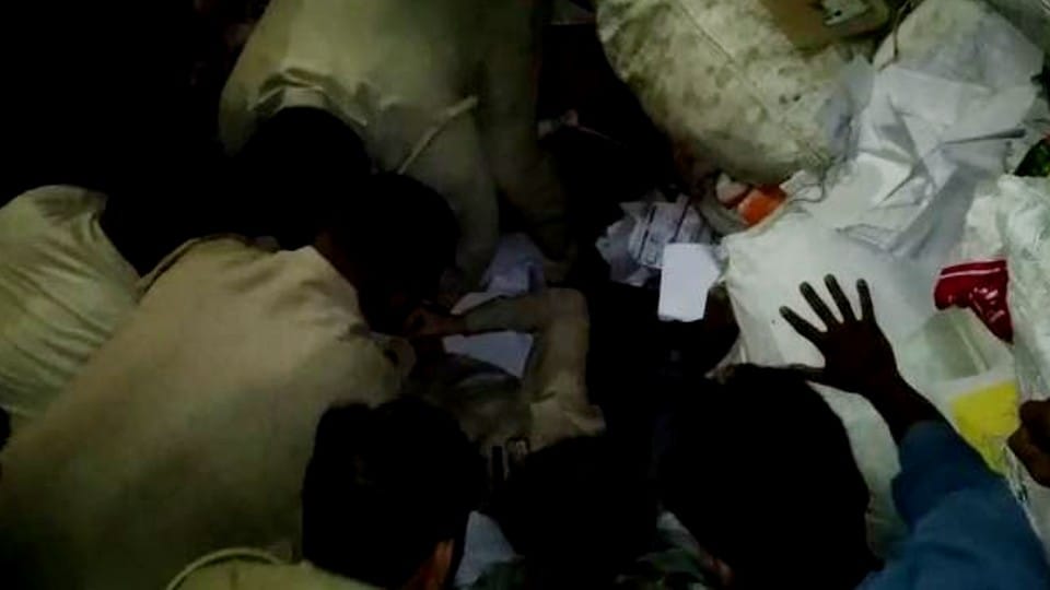 lady constable buried under garbage after truck overturned in Bareilly