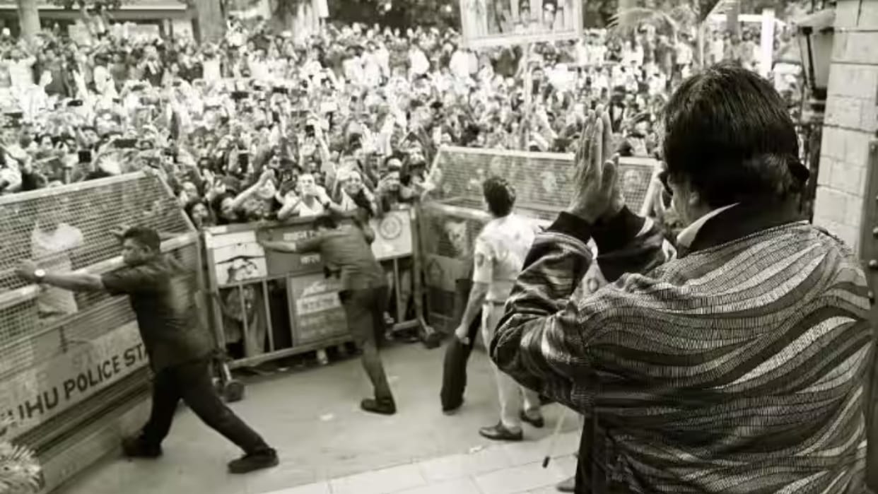 Amitabh Bachchan shares photo of fans outside from house jalsa big b express his reagards towards them