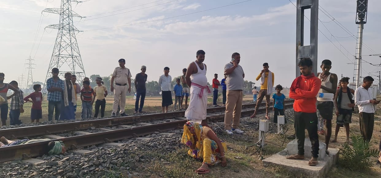Bihar: Dead body of a young man found on the railway track, the relatives fear murder