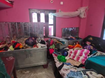 लूट के बाद घर में बिखरे सामान