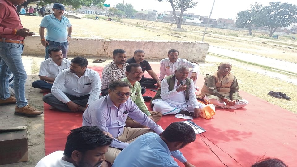 Former minister Ramsaran Verma protest against police in Pilibhit