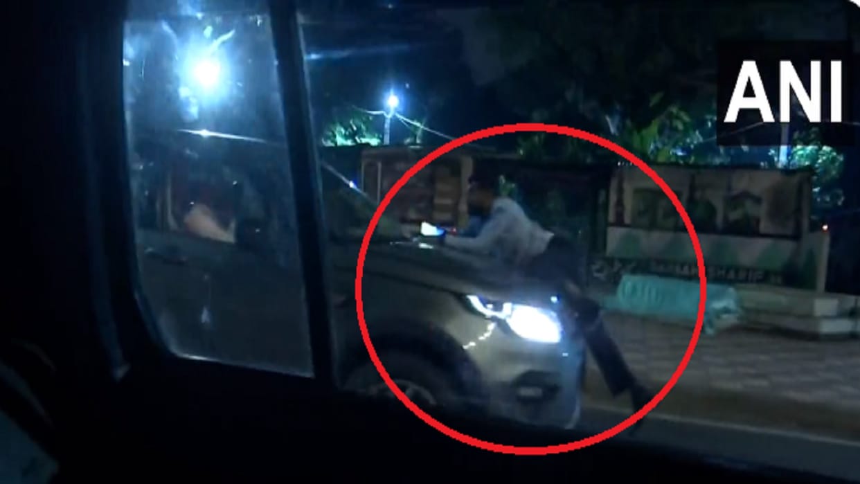 Car driver hanged cab driver on bonnet and ran car for three kilometers, VIDEO surfaced