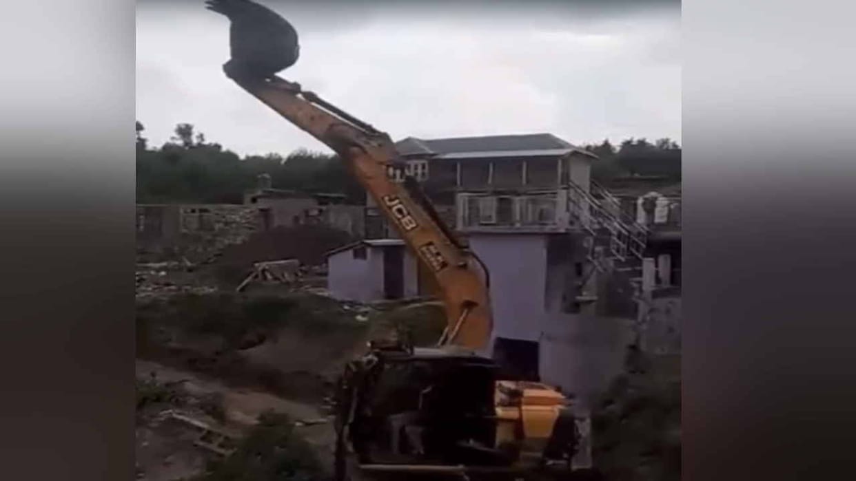 Villagers danced in the joy of road construction in Shind, raised the driver of Poklen machine on his shoulder
