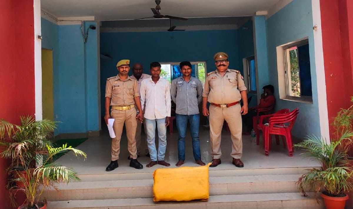Ganja worth Rs 4  lakh was carried in plastic bag chandauli police arrested two smugglers