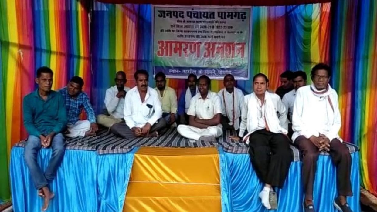 district panchayat president on hunger strike against scam in 60 gram panchayats in janjgir-champa