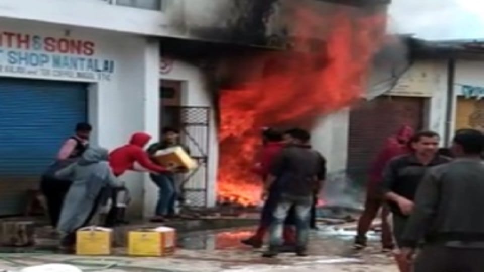 Jammu Kashmir: Fire broke out shop in Chinani Mantalai Bazar, fire tenders arrived amid chaos