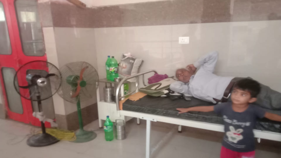fans of medical college in Etah are bad due to which attendants and patients are troubled in heat