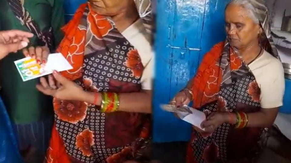 video has surfaced of distribution of money during campaign for civic elections in Firozabad