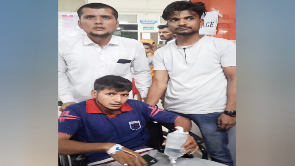 miscreants ran away after snatching mobile In Firozabad young man chased him then attacked him with knife