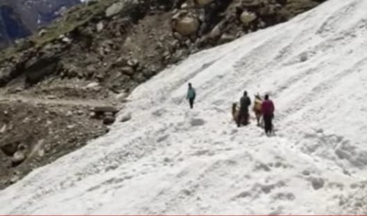 Uttarakhand Weather News: Glacier Broken on Dhapa Milam road after Heavy Snowfall in Pithoragarh