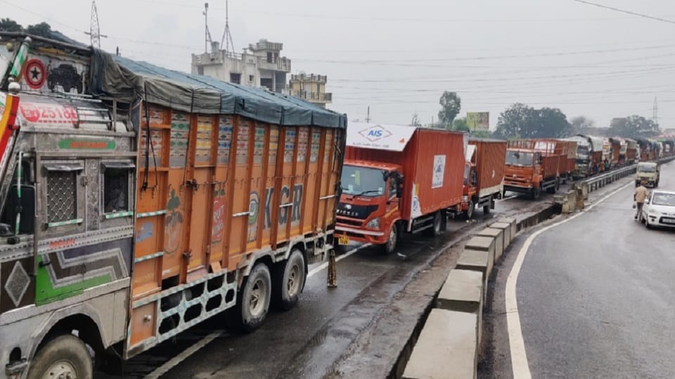 Jammu and Kashmir: Trucks sent from Udhampur to valley, relief to drivers going to Srinagar