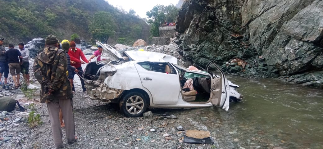 Nainital Accident News Car going from Haldwani to Almora fell in Shipra river youth died