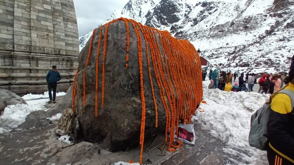 Chardham Yatra 2023: Pilgrims Long Line in Kedarnath even Rainfall and Snowfall see photos