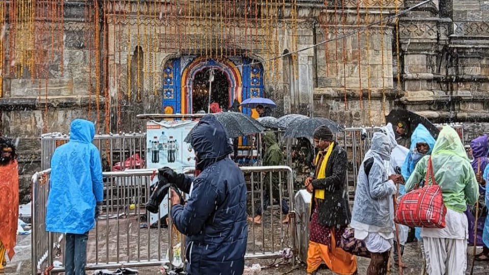 Chardham Yatra 2023: Pilgrims Long Line in Kedarnath even Rainfall and Snowfall see photos