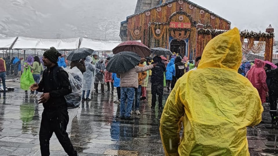 Chardham Yatra 2023: Pilgrims Long Line in Kedarnath even Rainfall and Snowfall see photos