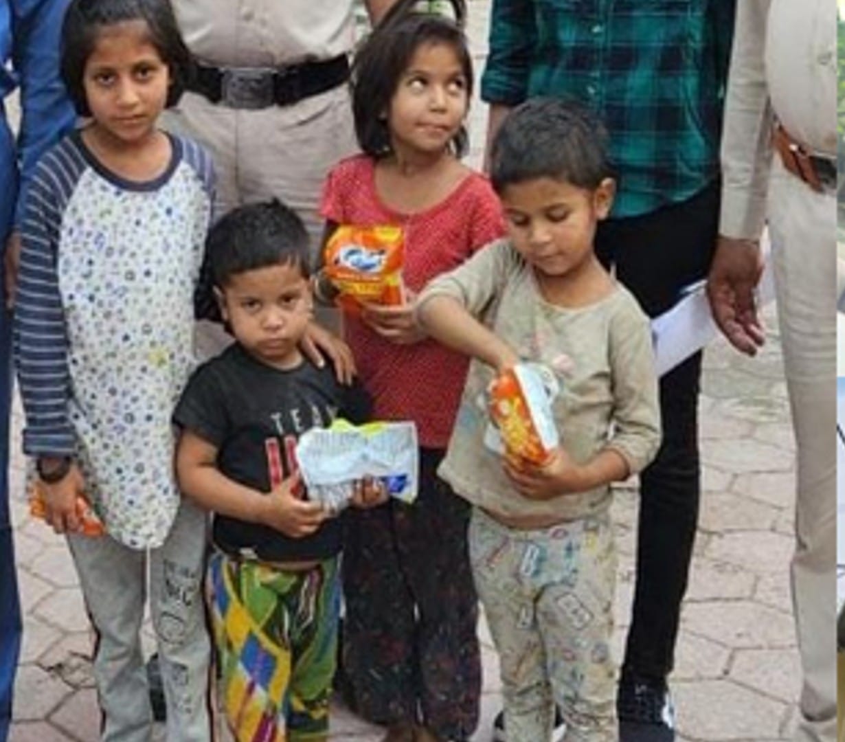 Father brought four children to Indore asking them to visit Barwani and left them abandoned in MY