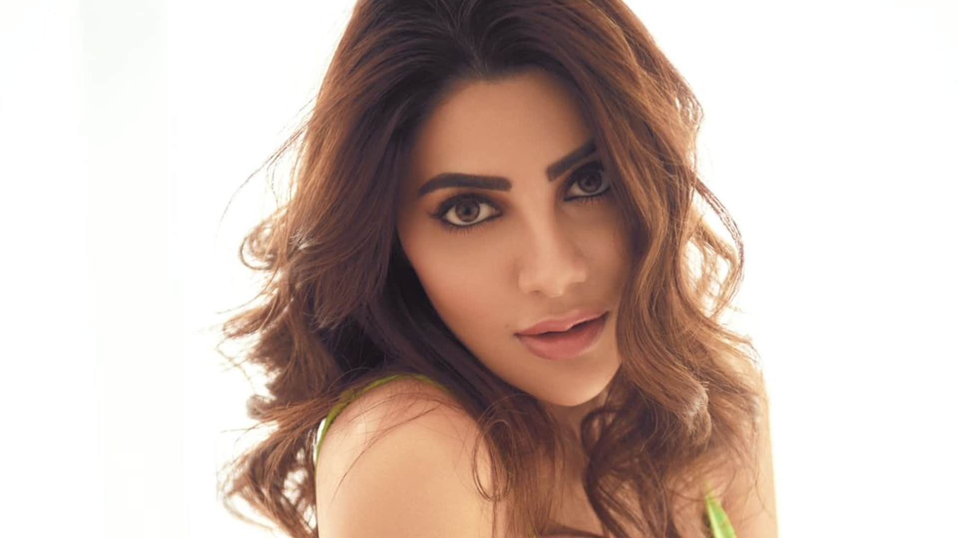 Nikki Tamboli work with Nawazuddin Siddiqui jogira sara ra ra know aboutsukesh chandrashekhar connection