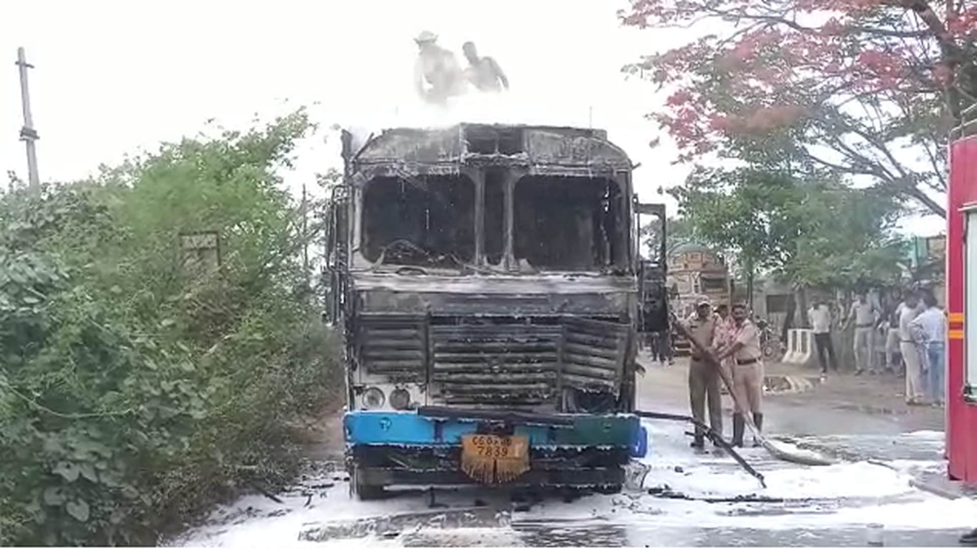 ट्रक में लगी आग पर फायरकर्मियों ने पाया काबू।