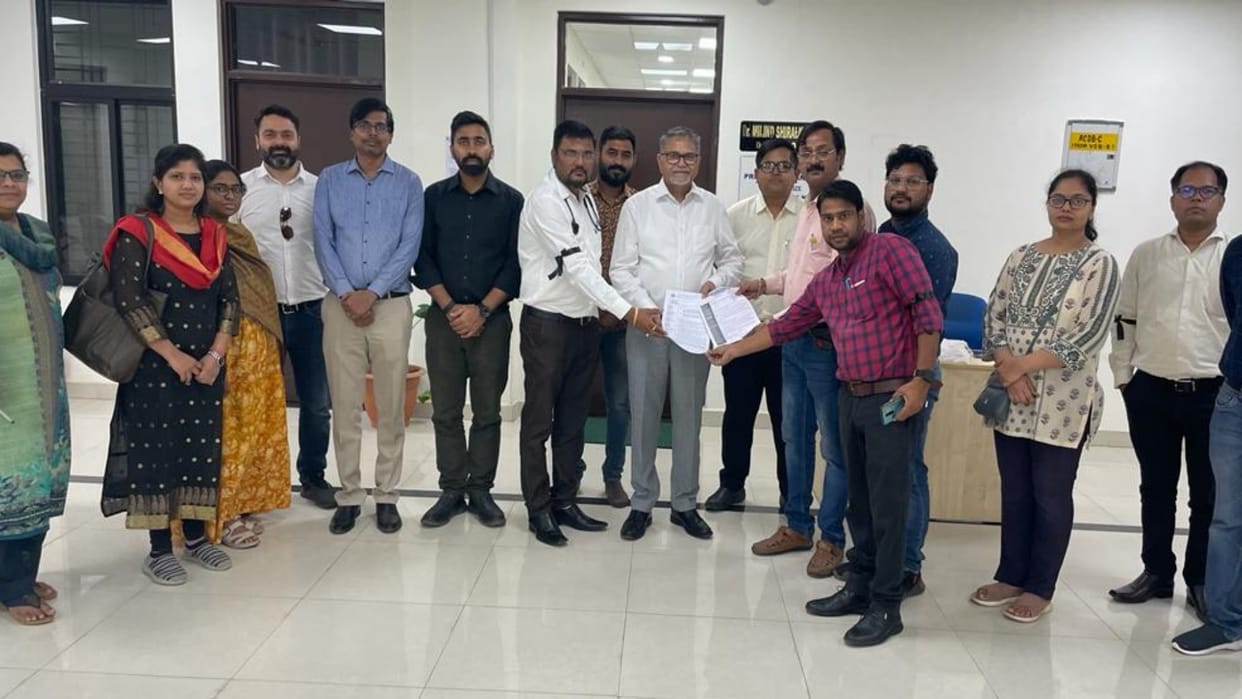Shahdol doctors protested by tying black bands in Shahdol