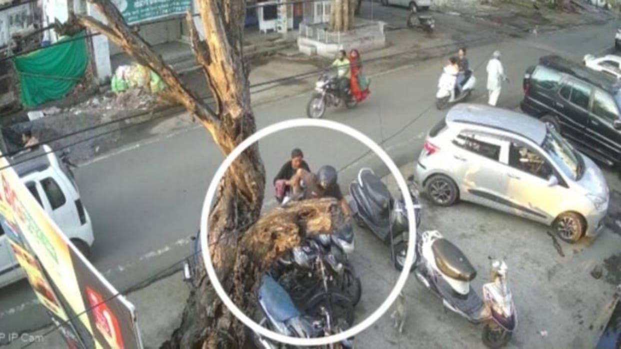 Ujjain Crime young man and woman who came riding on the bike stole the battery from the car