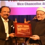 डॉ. शौकी को सम्मानित करते कुलपति प्रो. मोहम्मद गुलरेज