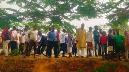 Dead body of a person found hanging from tree in Jamui, police engaged in investigation with murder angle
