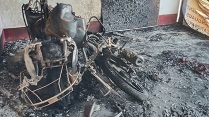 Sonebhadra Crime: Threatened by calling, then after an hour two bikes kept in the verandah were burnt