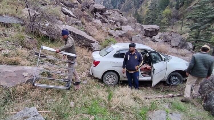 Uttarkashi Accident News Odisha Pilgrims Car Fell In Ditch During Going To Gangotri Due To Tire