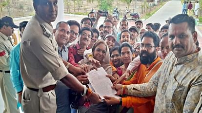 Rajgarh: धीरेंद्र शास्त्री के खिलाफ SP के पास पहुंचे कलाल समाज के लोग, 'आराध्य देव पर की गई अपमानजनक टिप्पणी' Rajgarh News People of Kalal Samaj reached SP against Dhirendra Shastri