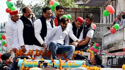 UP: अखिलेश यादव की सुरक्षा में बड़ी चूक, रोड शो के दौरान गाड़ी पर चढ़ा युवक, खूब वायरल हो रहा मामला Security lapses during road show of Akhilesh Yadav in Saharanpur after a youth boarded the vehicle