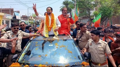 UP Nikay Chunav 2023: देवरिया में निरहुआ की एक झलक पाने को बेताब दिखे नौजवान, सेल्फी लेने की मची होड़ MP Dinesh lal yadav Nirahua road show in Deoria for UP Nikay Chunav 2023
